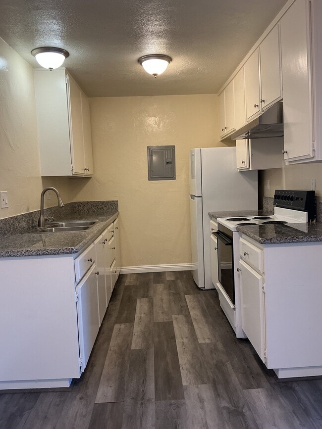 Building Photo - 6742 Western Ave