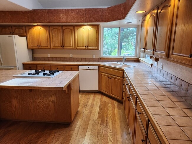 Building Photo - Spacious Country Club Home | 2,900+ Sq Ft | A/C | 3-Car Garage