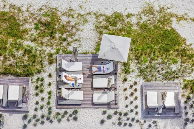 Building Photo - 18501 Collins Ave