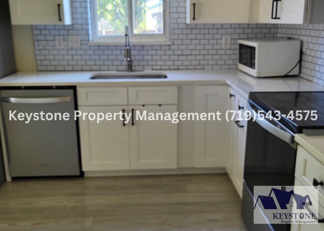 Building Photo - Sunset Park Rancher 3 Bedrooms/3 Bathrooms...