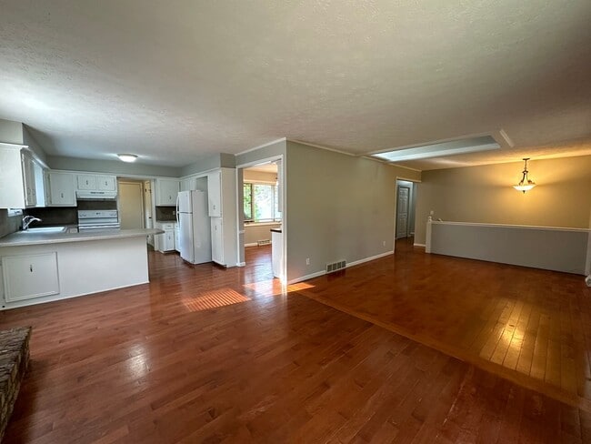 Building Photo - Single Family Home in Alto!