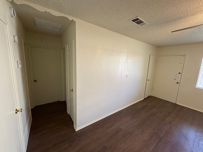 Building Photo - 3939