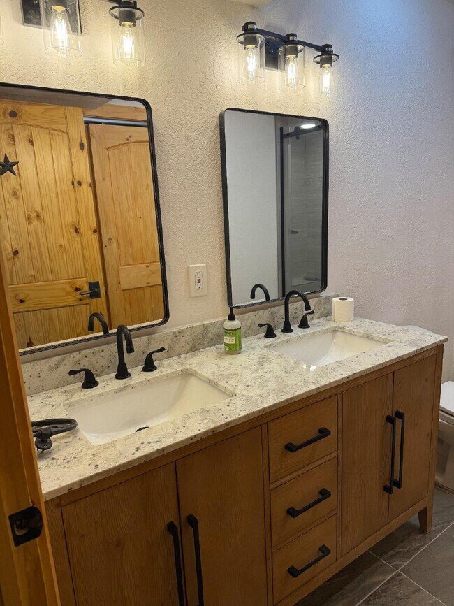 Building Photo - "Cozy 3-Bedroom Mountain Home with 2 Full ...