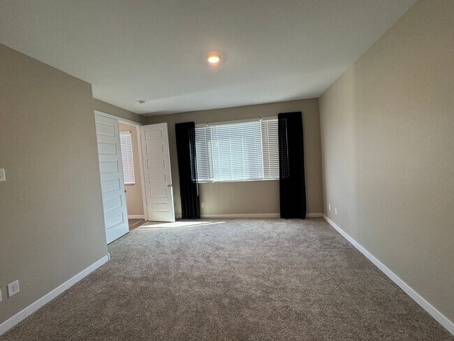 Building Photo - 2048 W Sienna Bouquet Pl