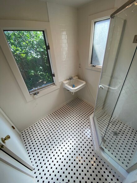 Building Photo - 322 E 16th Ave