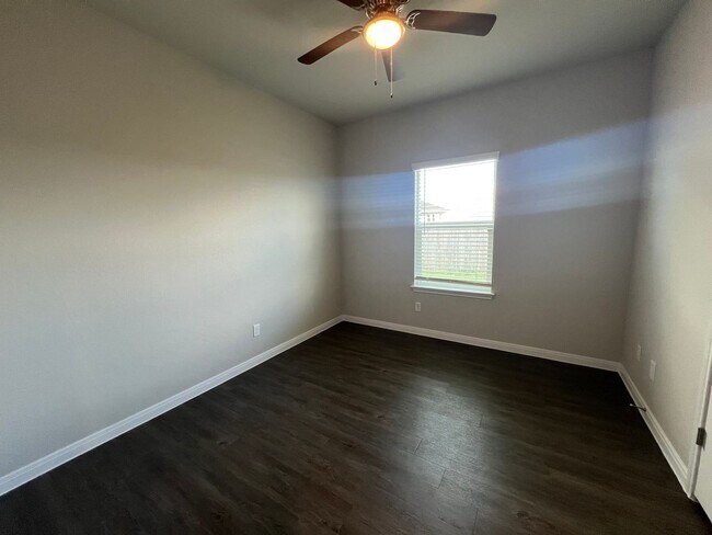 Building Photo - Luxury 3/2 Duplex in Seguin, Texas