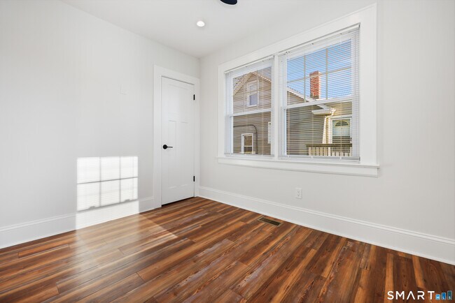 Building Photo - 60 Walter Ave