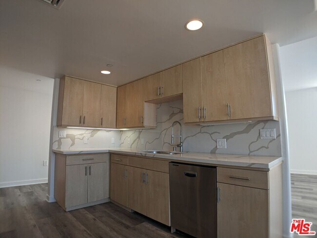 Building Photo - 5143 White Oak Ave