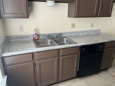 Building Photo - 123 Oakwood Ln