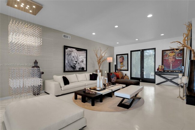 Building Photo - 1111 N Venetian Dr