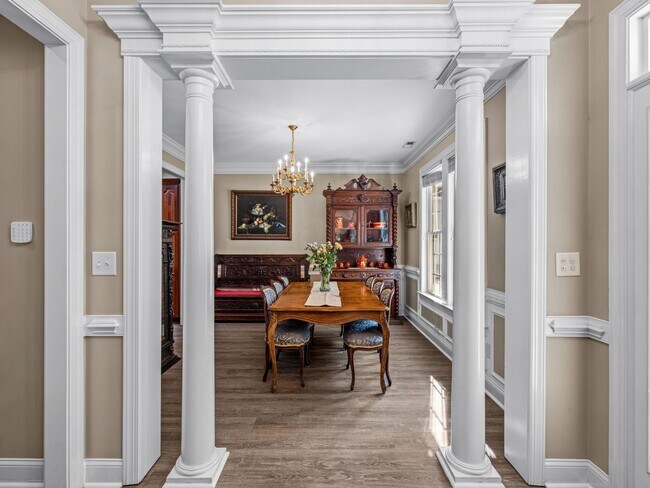 Building Photo - Beauty by the Water!