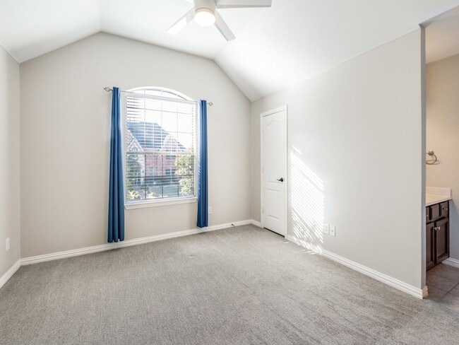 Building Photo - 3250 Woodbine Tr