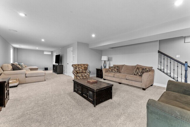 Building Photo - Spacious 5BR House in Beaver