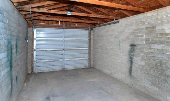 Building Photo - Cntrally Located 4 bedroom home