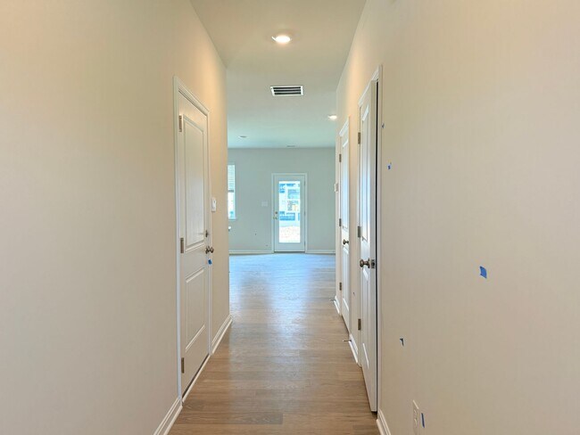 Building Photo - 529 Colette St