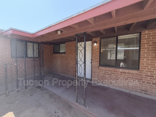 Building Photo - 1646 N Beverly Ave