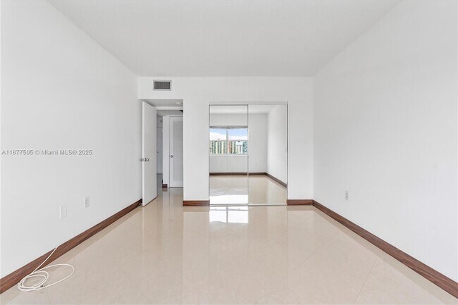 Building Photo - 400 Kings Point Dr