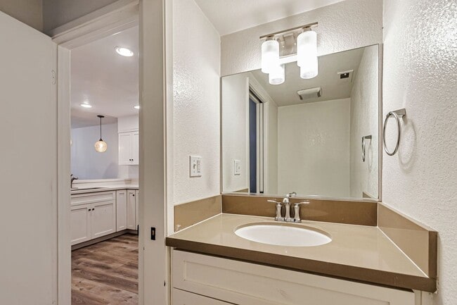 Building Photo - Elegant 3-Bedroom Home with Modern Upgrade...