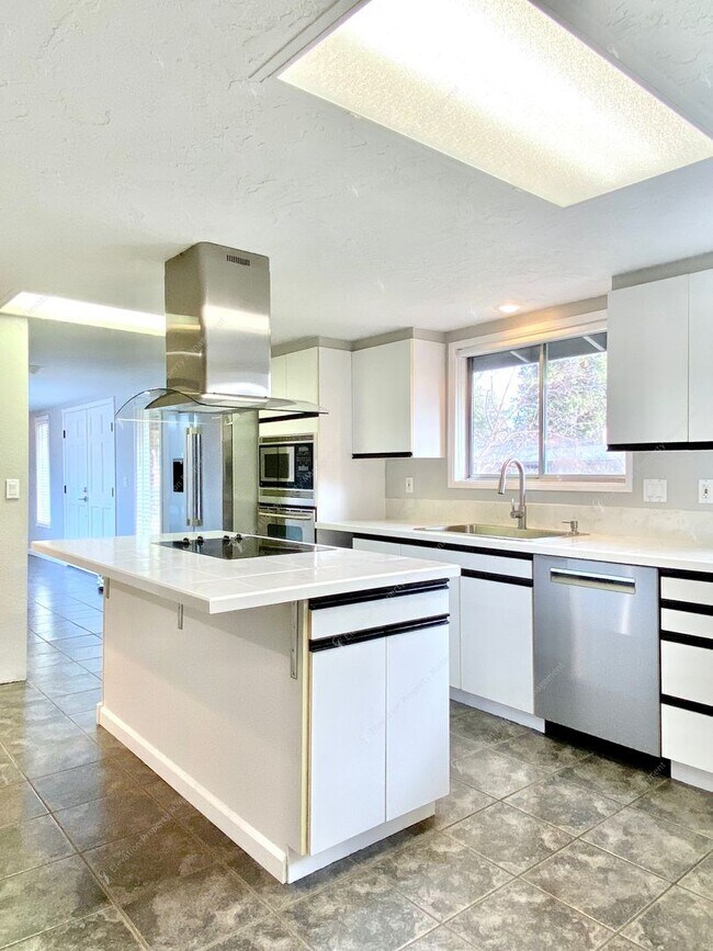 Building Photo - Mid-Century Modern Courtyard Gem in the Old Farm District