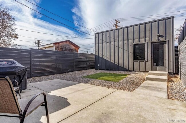 Building Photo - Contemporary Townhome in an Exceptional Su...