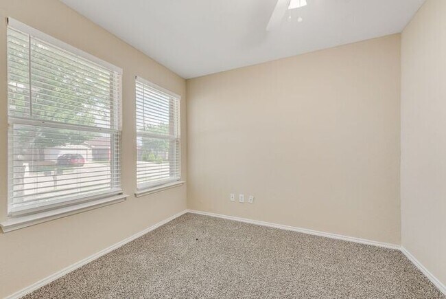 Building Photo - Newly updated home ready for move in