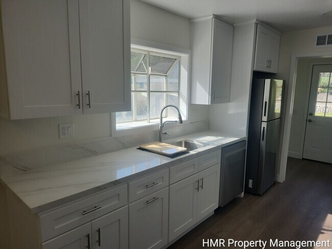 Building Photo - Beautifully Updated Single-Story Home