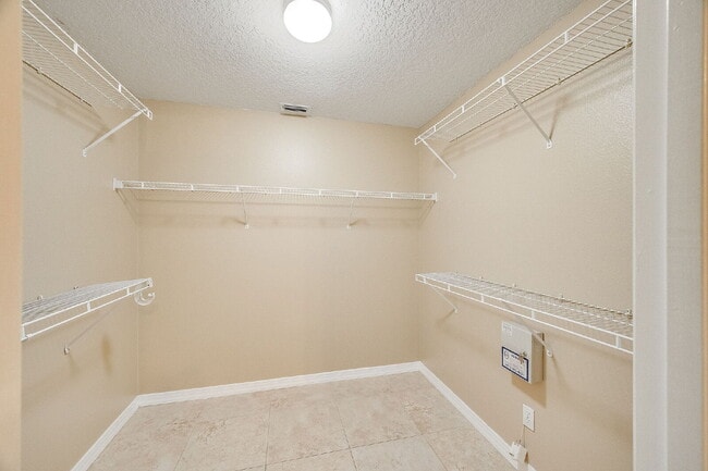 Building Photo - Spacious 3/2 with tranquil setting is waiting for you!