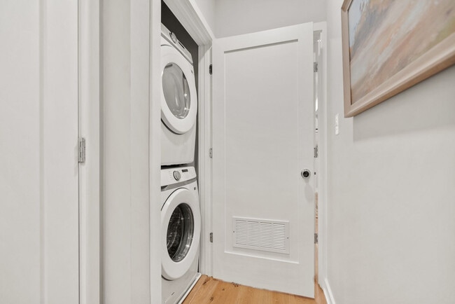 Building Photo - 418 D St SE