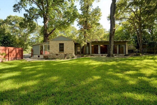 Building Photo - 4405 Barrow Ave