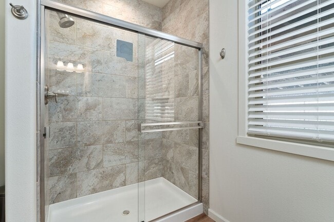 Building Photo - 3 Bedroom, 2 Bath Home