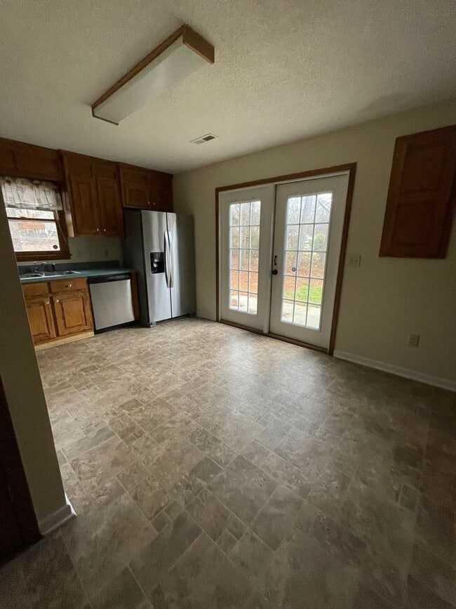 Building Photo - Lovely 2 bedroom 1.5 Bath  Townhome in Cit...
