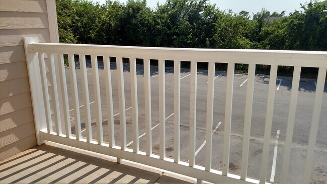 Building Photo - Close to Campus  3 bed 3 bath Condo
