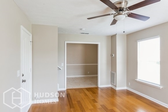 Building Photo - Move in by October 15th - GET $500 OFF 1ST...