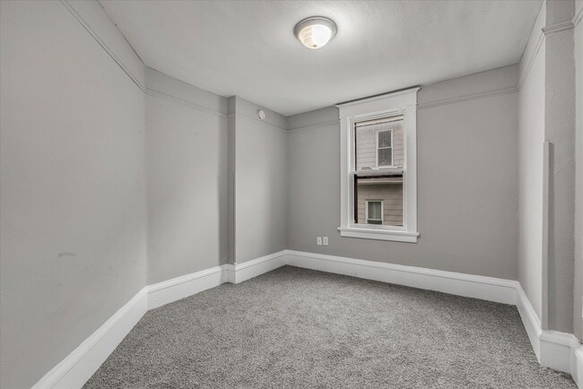 Building Photo - 735 Sylvan Ct