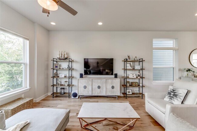 Building Photo - 1405 Hyde St