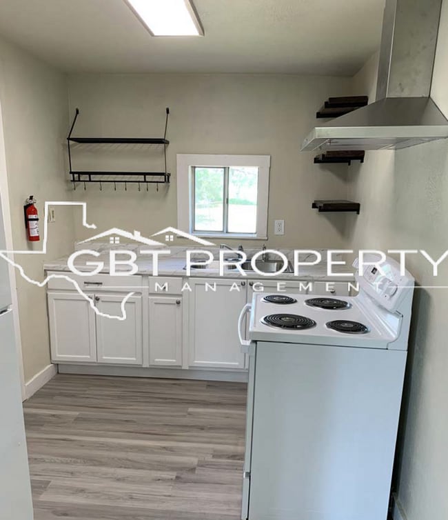 Building Photo - 1108 E Lee Ave