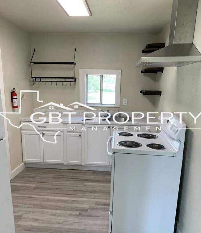 Building Photo - Single Family Home, Newly Renovated!