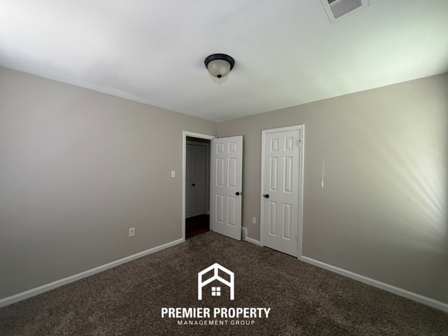 Building Photo - Stunning 3BR/2BA Memphis Home with Vaulted Ceilings & Rustic Fireplace!