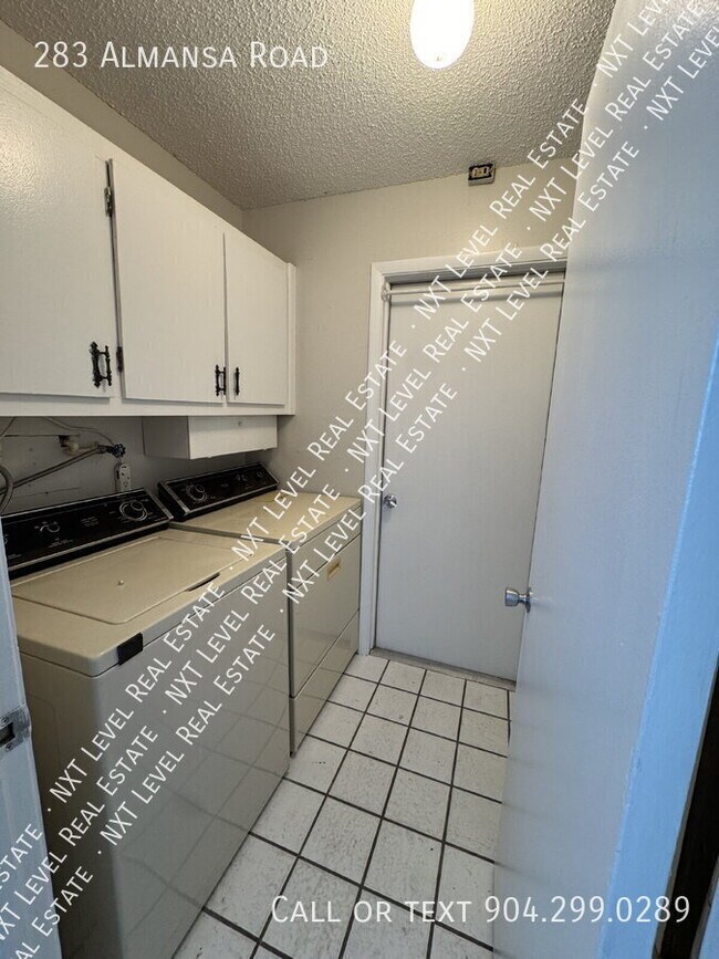 Building Photo - 283 Almansa Rd