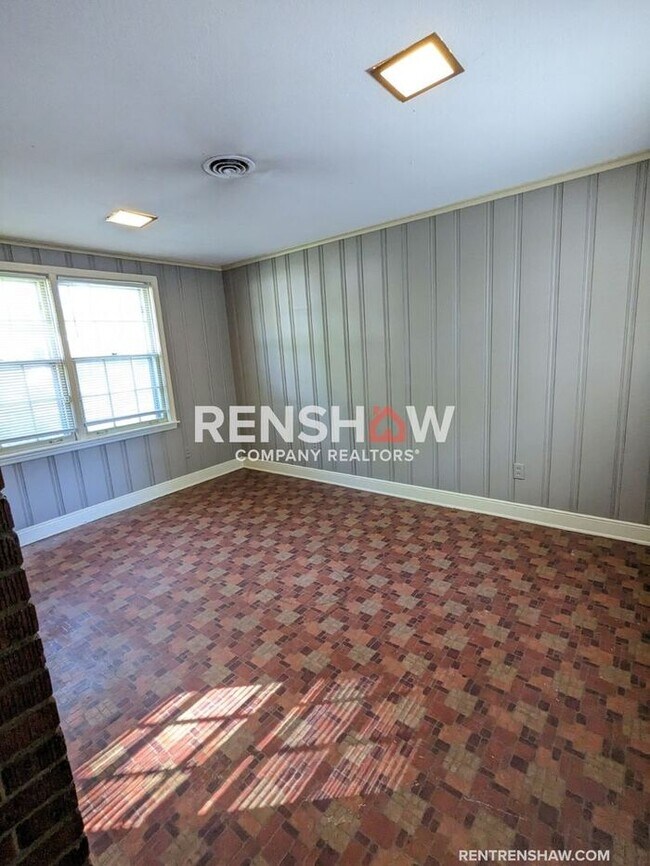 Building Photo - Convenient, 3/2 Home In East Memphis Now A...