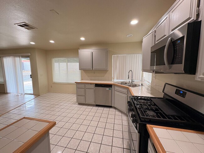 Building Photo - 4 Bed, 2.5 Bath in Rialto!