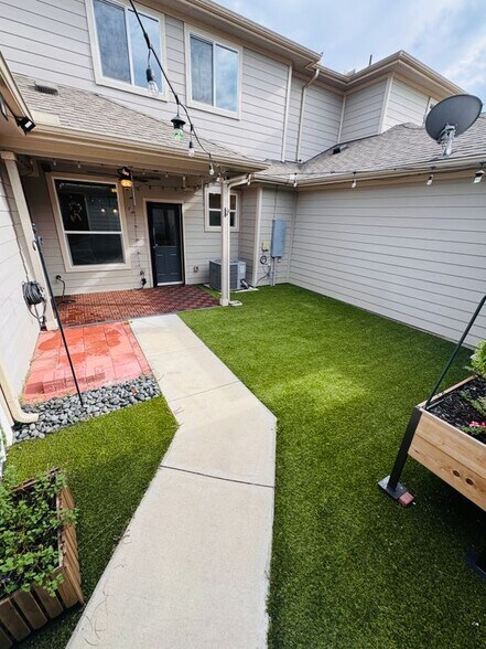 Building Photo - 402 Crater Lake Dr