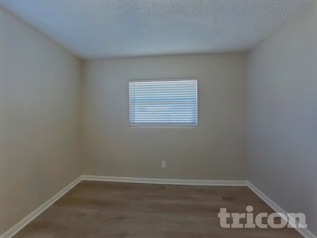 Building Photo - 1440 Overlea St