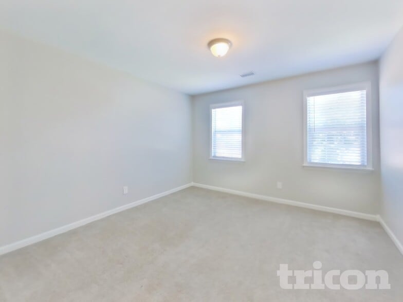 Building Photo - 2863 Iroquois Dr