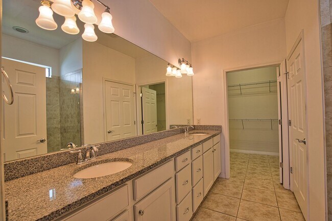 Building Photo - Annual Unfurnished 2 Bedroom 2 Bathroom Ho...