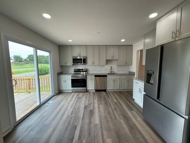 Building Photo - Spacious 5 Bed 3 Bath Home Walking Distanc...