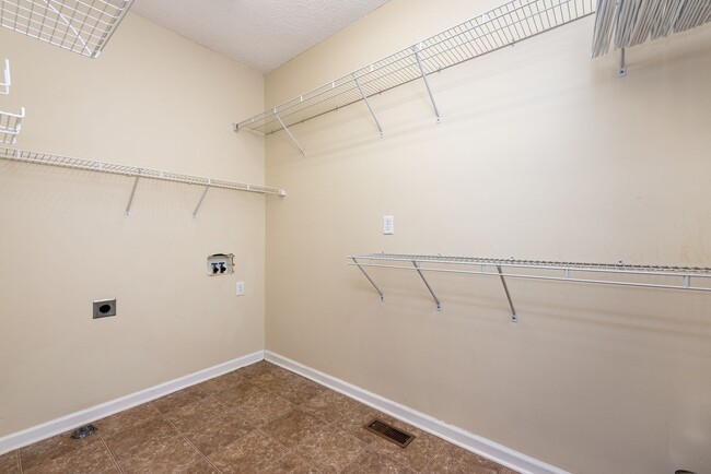 Building Photo - Spacious 4-Bedroom Home in Westside Athens...