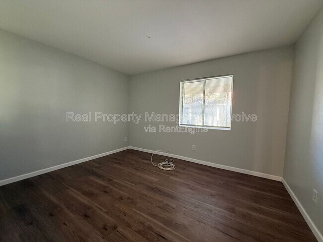 Building Photo - 1336 E Mountain View Rd