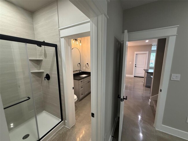 Building Photo - 201 N Vandeveer St