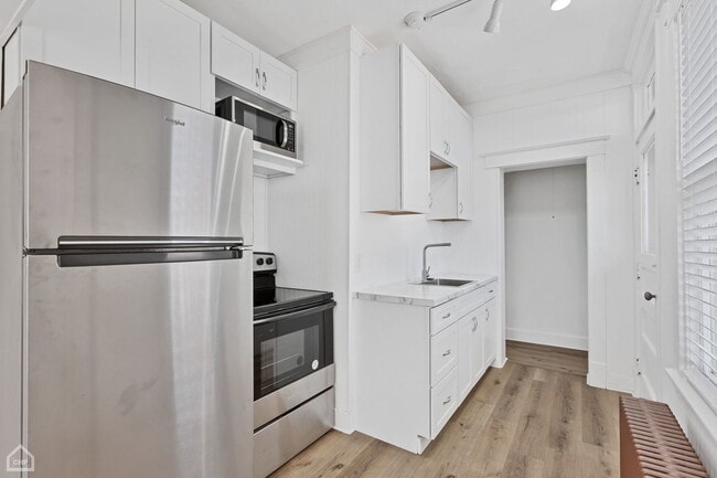 Building Photo - 107 1/2 Dean St